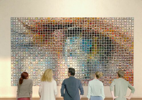 Aus dem HALBE-Produktfilm: Fünf Menschen betrachten großes Wandmosaik