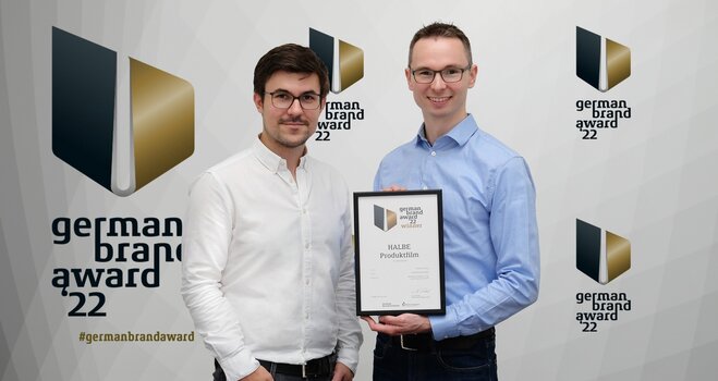 David Halbe und Steffen Zimprich (v.r.n.l.) freuen sich sehr über die Auszeichnung des Produktfilms mit dem German Brand Award 2022