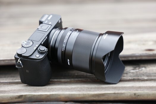 Produktbild Viltrox AF 13 mm f/1.4 E an Sony-Kamera