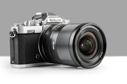 Produktbild Viltrox AF 13 mm f/1.4 DX an Nikon Z fc