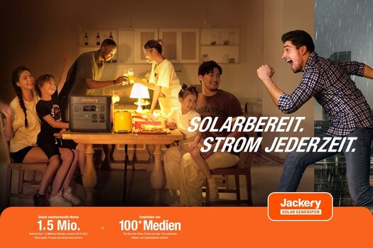 Werbegrafik Jackery Solargeneratoren: Familie zu Hause mit mobiler Stromlösung Werbegrafik Jackery Solargeneratoren: Familie zu Hause mit mobiler Stromlösung