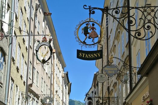 comp_Salzburg Getreidegasse 1.jpg