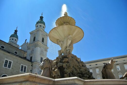 comp_Salzburg, Dom+Brunnen.jpg