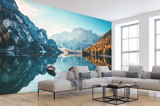 Fototapete mit Landschaftsmotiv, davor Sofalandschaft