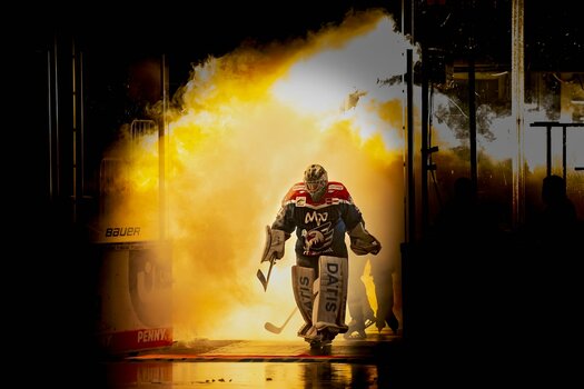 Adler Mannheim Goalie Felix Brückmann beim Gang auf das Eis. Foto: ©Sörli Binder
