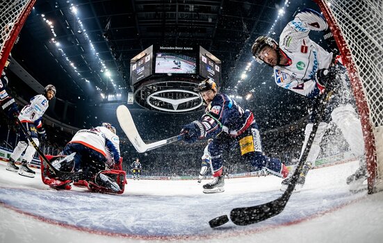 Giovanni Fiore (Eisbären Berlin) versenkt den Puck gegen Ryan O’Connor (Iserlohn Roosters). Foto: ©Marco Leipold