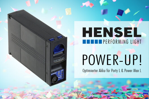 Grafik: links Akku-Schnellwechselschublade für Hensel Porty L und Power Max L, rechts Schriftzug HENSEL Performing Light Power Up!