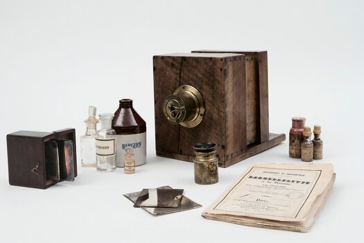 Daguerreotypie-Kamera mit Platten-Kästchen, verschiedenen Fläschchen und Daguerreotypien-Platten, ca. 1841 © Collection H.G