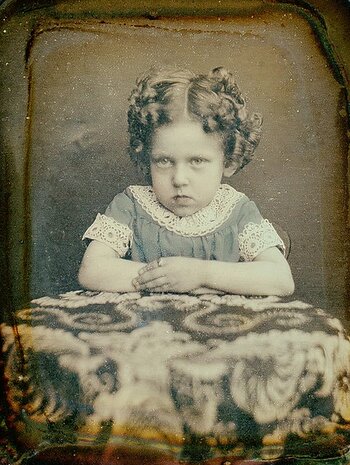 Unbekannter Daguerreotypist, Porträt eines kleinen Mädchens, um 1845, kolorierte Daguerreotypie © Collection H.G