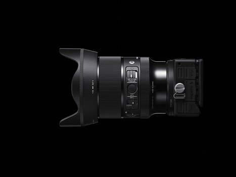 Produktbild SIGMA 24mm F1.4 DG DN ART seitlich liegend vor schwarzem Hintergrund