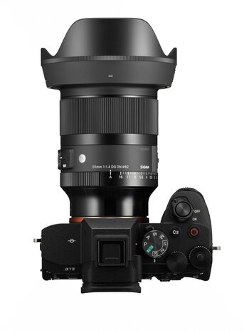 SIGMA 20mm F1.4 DG DN ART an Sony-Kamera, Draufsicht