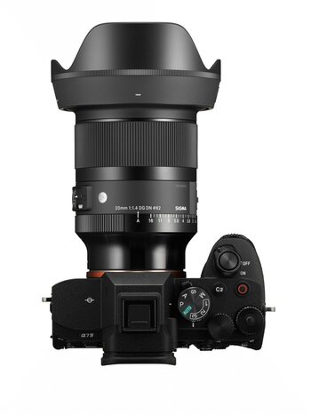 SIGMA 20mm F1.4 DG DN ART an Sony-Kamera, Draufsicht SIGMA 20mm F1.4 DG DN ART an Sony-Kamera, Draufsicht