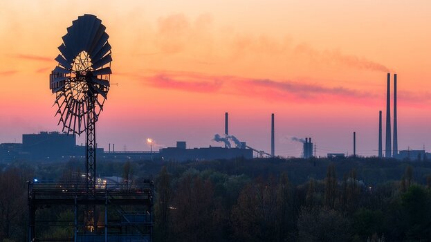 Industriekulisse in der Abenddämmerung