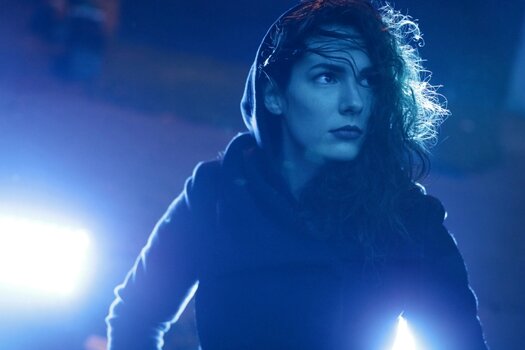 Portrait einer Frau in schwachem, blaustichigem Licht