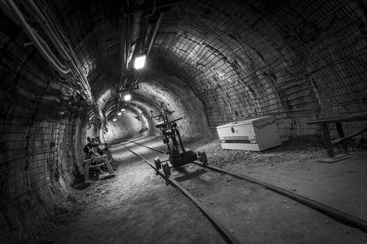 Schwarzweiss-Foto eines Bergwerkstollens
