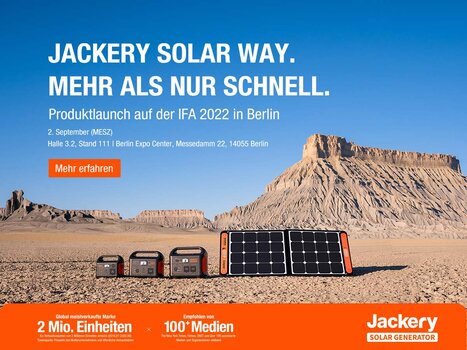 3 Jackery Solargeneratoren und Solarpanel in der Wüste. Schrift verweist auf Präsenz auf der IFA 2022 3 Jackery Solargeneratoren und Solarpanel in der Wüste. Schrift verweist auf Präsenz auf der IFA 2022