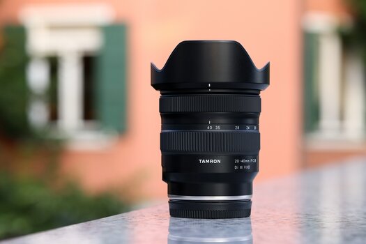 20-40mm F/2.8 Di III VXD für Sony E-Mount stehend