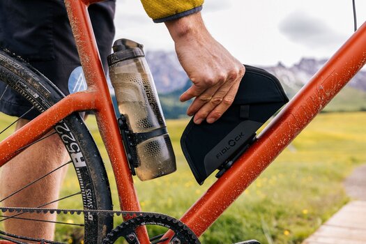 TWIST essential bag wird am Rahmen eines Fahrrads befestigt.