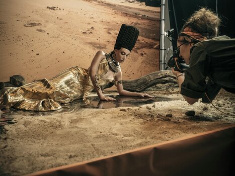 Emma Summerton fotografiert Adwoa Aboah für den Pirelli-Kalender 2023. Emma Summerton fotografiert Adwoa Aboah für den Pirelli-Kalender 2023.