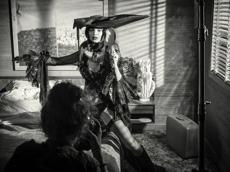 Emma Summerton fotografiert Emily Ratajkowski für den Pirelli-Kalender 2023. Emma Summerton fotografiert Emily Ratajkowski für den Pirelli-Kalender 2023.