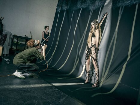 Emma Summerton fotografiert Cara Delevingne für den Pirelli-Kalender 2023. Emma Summerton fotografiert Cara Delevingne für den Pirelli-Kalender 2023.