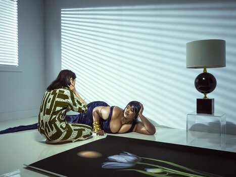 Model Precious Lee am Set für den Pirelli-Kalender 2023 Model Precious Lee am Set für den Pirelli-Kalender 2023