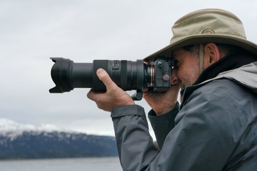 Mann fotografiert mit dem Tamron 50-400mm F/4.5-6.3 Di III VC VXD Mann fotografiert mit dem Tamron 50-400mm F/4.5-6.3 Di III VC VXD