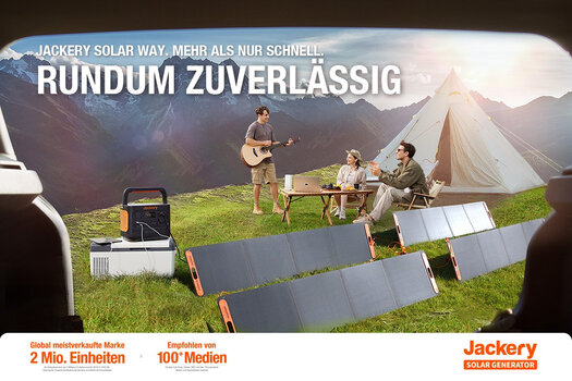 Zwei Männer und eine Frau beim Campen. Im Vordergrund Jackery Solargenerator 1000 Pro und 4 SolarSaga 200W Solarpanels.