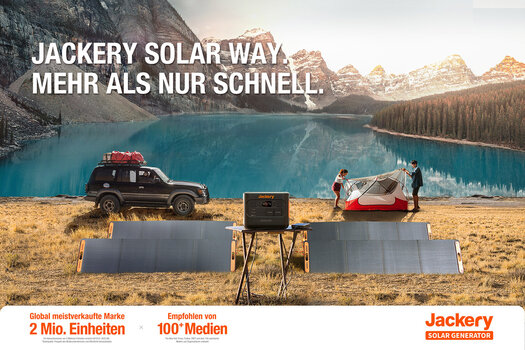 Paar baut Zelt an Bergsee auf. Im Vordergrund: Jackery Solargenerator 1000 Pro und 4 SolarSaga 200W Solarpanels.