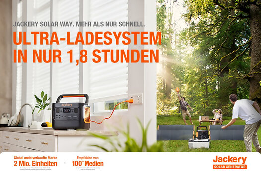 Jackery Solargenerator 1000 Pro wird im Haus an der Steckdose geladen.