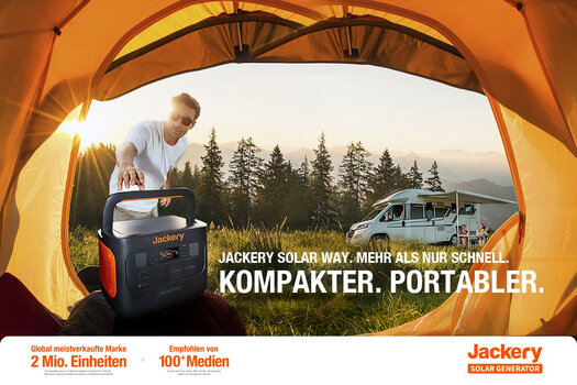 Mann holt Jackery Solargenerator 1000 Pro aus einem Zelt.