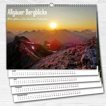 Kalender mit Allgäuer Berglandschaft bei Sonnenuntergang auf dem Titelbild