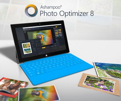 Laptop mit geöffnetem Photo Optimizer 8 auf dem Display, davor ausgedruckte Fotos