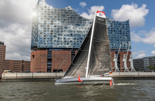 Die Malizia Seaexplorer vor der Elbphilharmonie Hamburg