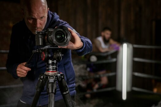 Fotograf mit Sony-Kamera auf Stativ und weiterem zubehör aus dem Manfrotto Move Ecosystem Fotograf mit Sony-Kamera auf Stativ und weiterem zubehör aus dem Manfrotto Move Ecosystem