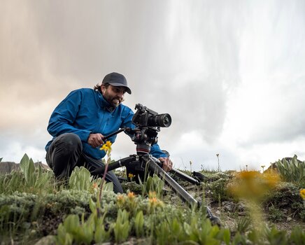 Fotograf mit Manfrotto FAST Stativ outdoor Fotograf mit Manfrotto FAST Stativ outdoor