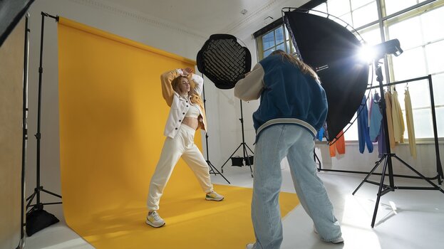 Studiosetup mit Model vor gelbem Savage Hintergrund Studiosetup mit Model vor gelbem Savage Hintergrund