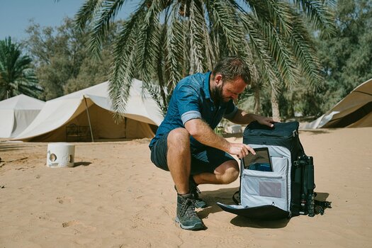 Mann packt Tablet in den deuter Jaypack34+ Fotorucksack