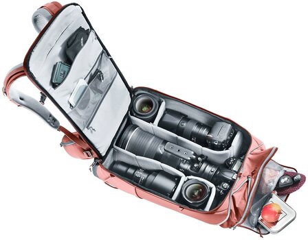 Innenansicht des Jaypack 34+ Fotorucksack, Farbe redwood , gefüllt mit Kameras, Objektiven und Zubehör.