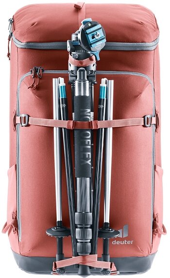 Rückansicht mit außen angebrachtem Stativ des Jaypack 34+ Fotorucksacks, Farbe redwood