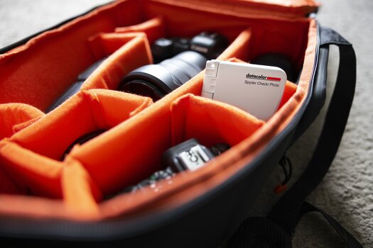 Zum Größenvergleich: Spyder Checkr Photo in einem offenen Fotorucksack
