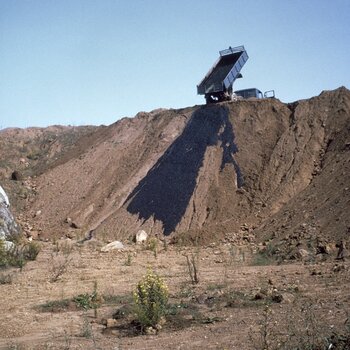 Robert Smithson, Asphalt Rundown, 1969, Dokumentationsfotografie, Cava dei Selce, Rom, Italien, Foto: Robert Smithson, © Holt/Smithson Foundation, lizensiert durch VG Bild-Kunst, Bonn 2022