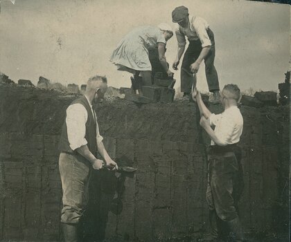 Jürgen Friedrich Mahrt (1882-1940). Torfabbau im Hartshoper Moor, um 1930 Silbergelatinepapier, koloriert. Sammlung Mahrt/Storm, Rendsburg/Berlin