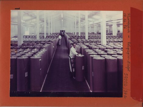 Rohpapierlager der AGFA AG, Leverkusen 1956 C-Print, auf Karton montiert Sammlung Agfa, Museum Ludwig, Köln © Museum Ludwig