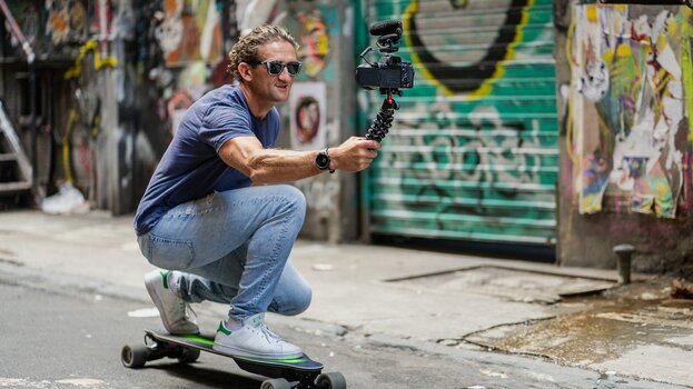 Casey Neistat filmt ein Video auf einem boosted board. Casey Neistat filmt ein Video auf einem boosted board.