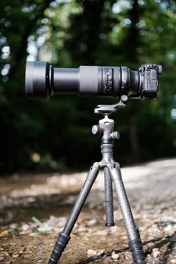 TAMRON 150-500mm F/5-6.7 Di III VC VXD für X-Mount an Kamera auf Stativ, Seitenansicht TAMRON 150-500mm F/5-6.7 Di III VC VXD für X-Mount an Kamera auf Stativ, Seitenansicht