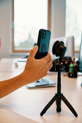  Smartphone wird auf VACUUM minitripod base gesetzt