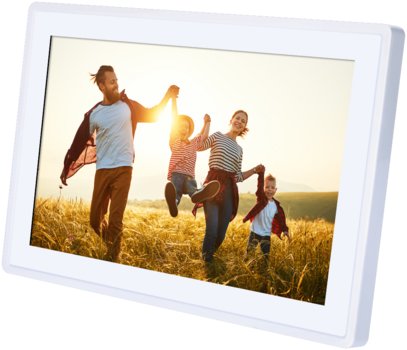 Weißer digitaler Bilderrahmen mit dem Foto einer Familie, die sich an den Händen hält, Vater, Mutter, 2 Kinder und durch ein Getreidefeld läuft.