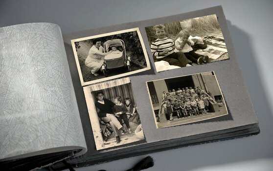 Aufgeschlagenes Fotoalbum mit eingeklebten Schwarzweissfotos
