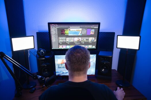 Je ein LUMIS Key Light Pro links und rechts am Arbeitsplatz eines Streamers Je ein LUMIS Key Light Pro links und rechts am Arbeitsplatz eines Streamers
